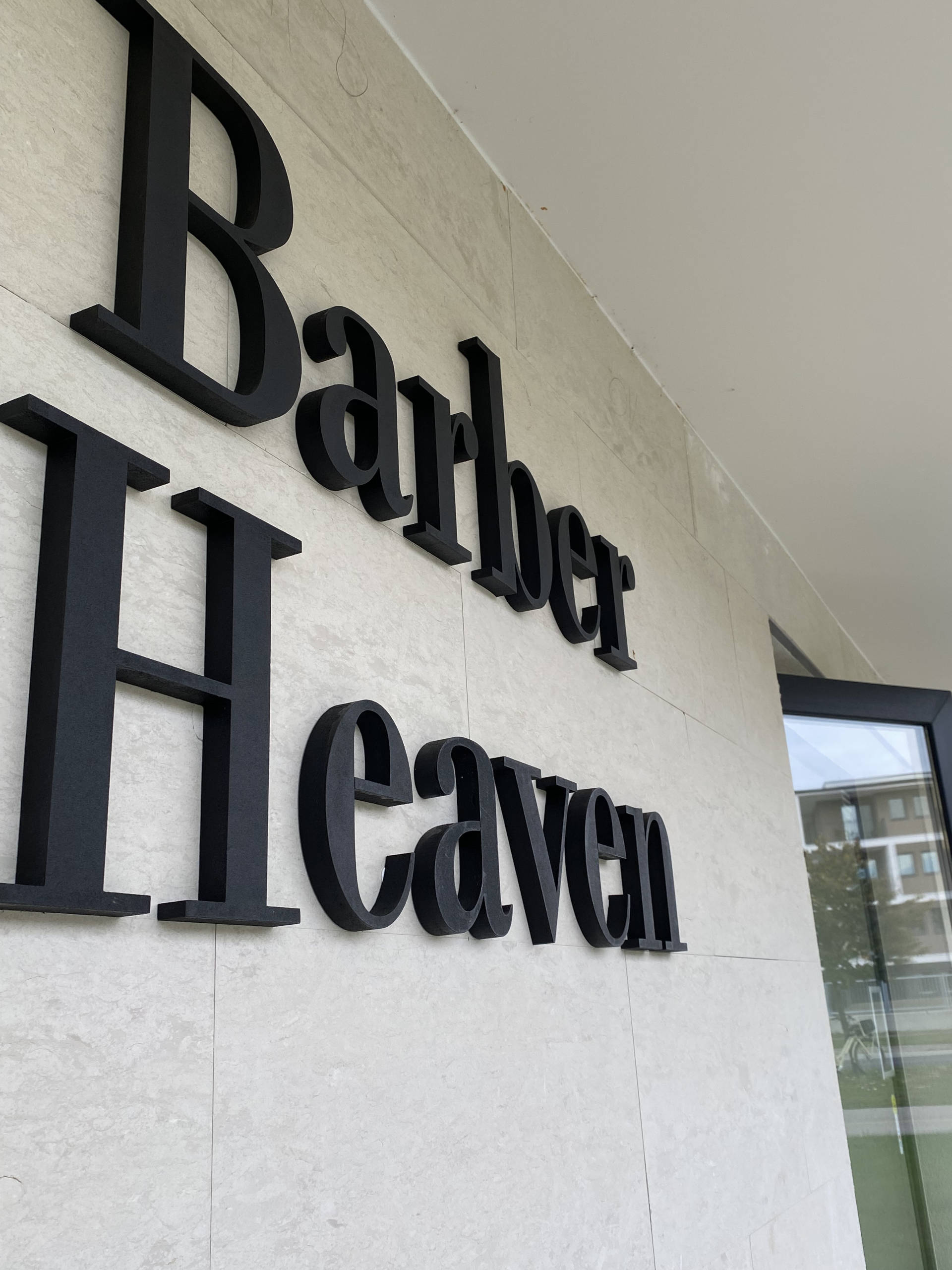 Barber Heaven felirat az üzlet falán
