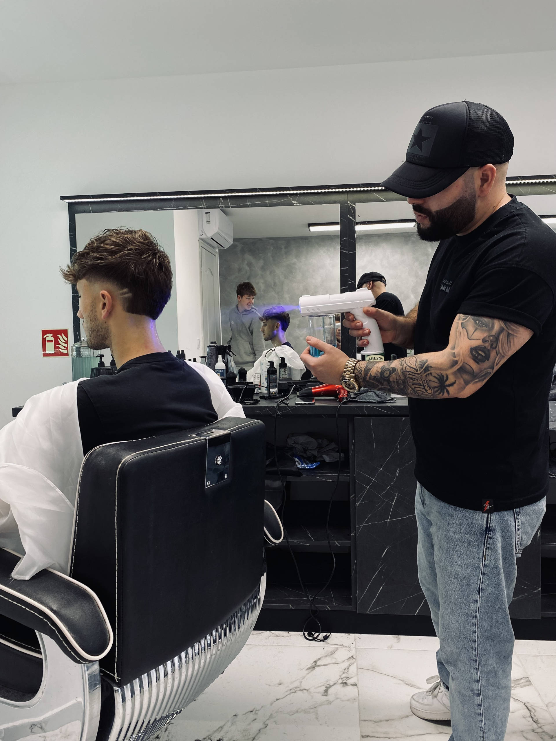Barber Heaven István Kristóf borbély munka közben